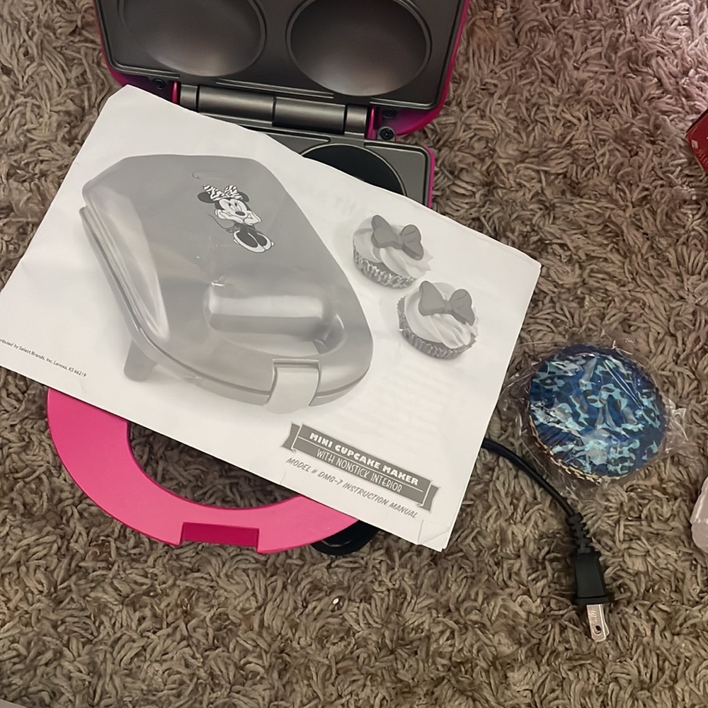 Minnie Mouse Mini Cupcake Maker - Picture 5 of 10